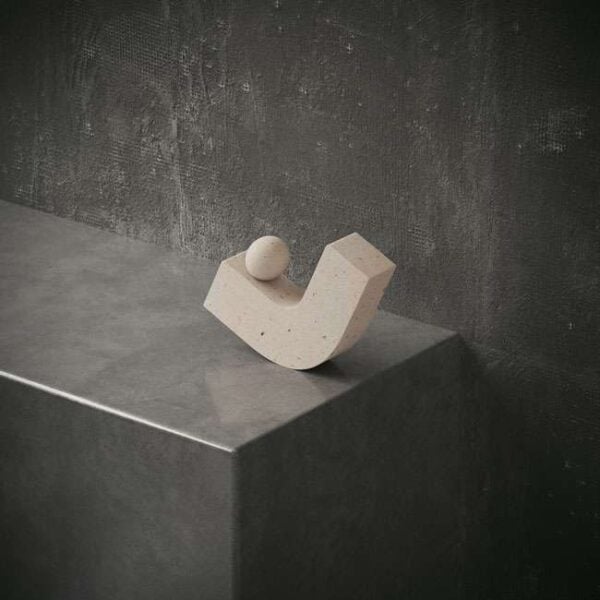 Minimalist travertine home decor accessory – handcrafted beige stone sculpture for luxury interiors in Dubai and Abu Dhabi إكسسوار ديكور منزلي من الترافرتين – منحوتة حجرية يدوية باللون البيج للمساحات الفاخرة في دبي وأبوظبي