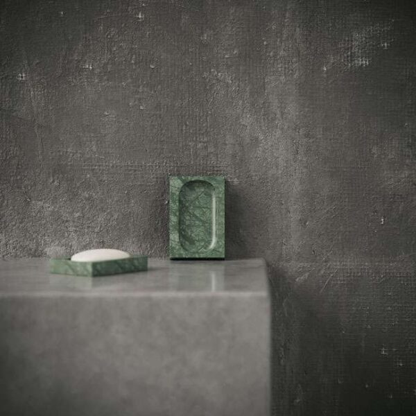 Premium green Verde Alpi marble soap dish with white soap – sophisticated bathroom accessory for luxury UAE interiors. صحن صابون فاخر من رخام فيردي آلبي الأخضر مع صابونة بيضاء – إكسسوار حمام أنيق للديكورات الفاخرة في الإمارات