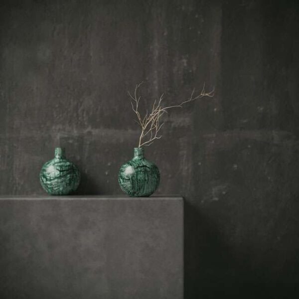Modern Round Marble Vase – Forest Green Decorative Accent for Luxury UAE Homes مزهرية رخامية مستديرة باللون الأخضر – قطعة ديكور فاخرة للمنازل الحديثة في الإمارات