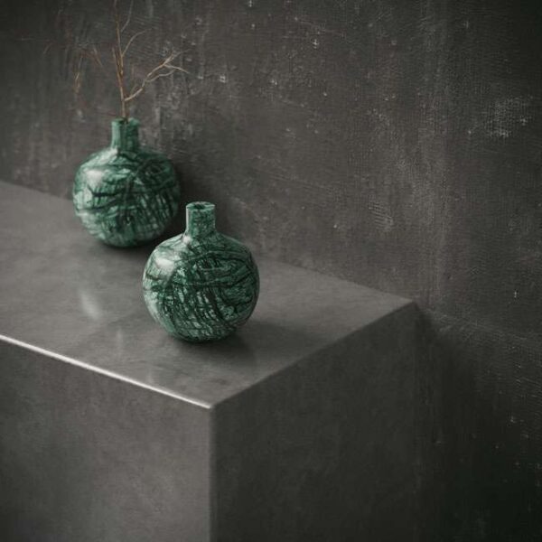 Elegant Green Marble Vase with Natural Veining – Premium Home Décor in Dubai & Abu Dhabi مزهرية رخامية خضراء أنيقة مع عروق طبيعية – إكسسوار فاخر للمنزل في دبي وأبوظبي