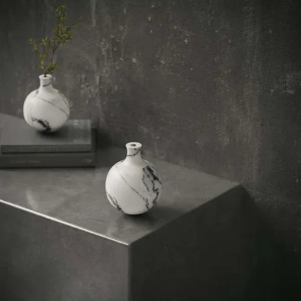 Luxury white marble vases with elegant black veining, styled in a modern interior setting – perfect accent pieces for upscale homes in the UAE. مزاهير فاخرة من الرخام الأبيض بخطوط سوداء أنيقة، معروضة في مساحة داخلية عصرية – قطع ديكور مثالية للمنازل الراقية في الإمارات.