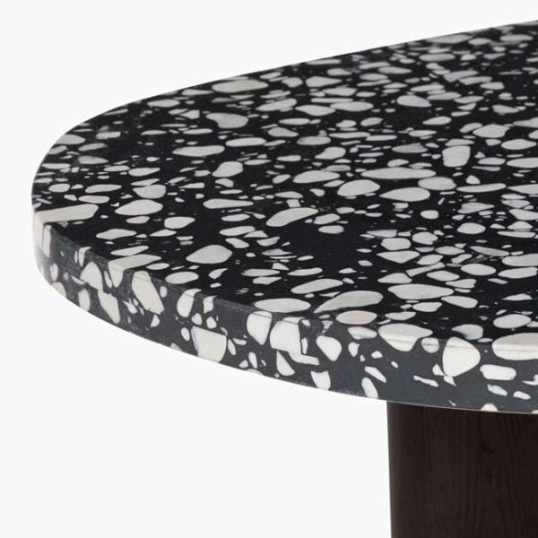 Close-up of Sierra coffee table’s terrazzo top showing black and white stone pattern – premium finish for luxury interiors صورة مقربة لسطح طاولة سييرا بتصميم تيرازو أسود وأبيض – تشطيب فاخر للديكورات الراقية