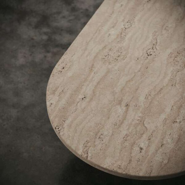 Detailed close-up of beige travertine dining table top, showcasing natural textures and premium finish for UAE furniture buyers. صورة مقربة لتفاصيل سطح طاولة طعام من الترافرتين البيج، تُظهر القوام الطبيعي والتشطيب الفاخر لمشتري الأثاث في الإمارات.