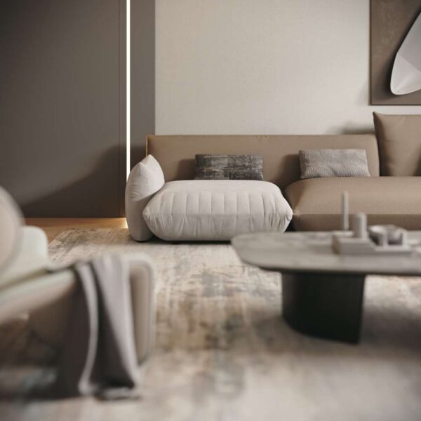 Modern beige sectional sofa in a minimalist living room with sculptural coffee table – Dune Harmony Sofa in elegant UAE setting. كنبة زاوية بلون بيج في غرفة معيشة عصرية بتصميم بسيط وطاولة وسط نحتية – كنبة ديون هارموني بأناقة إماراتية.