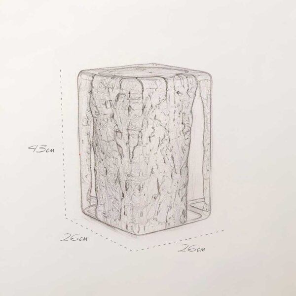 Lamina Side Table design sketch with dimensions 43cm height and 26cm width, showcasing natural wood encased in plexiglass. رسم تصميمي لطاولة جانبية لامينا بأبعاد 43 سم ارتفاع و26 سم عرض، يوضح الخشب الطبيعي المغلف بالأكريليك.