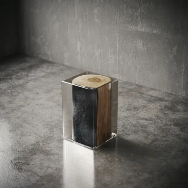 Ember side table dimensions illustration – 30cm width, 30cm depth, 46cm height – handcrafted wood in clear acrylic cube. رسم توضيحي لأبعاد طاولة إمبر الجانبية – 30 سم عرض، 30 سم عمق، 46 سم ارتفاع – خشب طبيعي ضمن مكعب شفاف