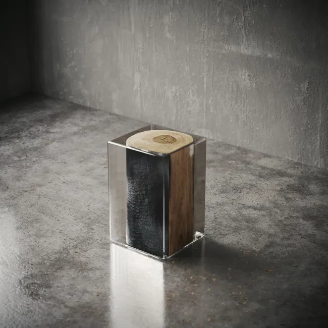Ember side table dimensions illustration – 30cm width, 30cm depth, 46cm height – handcrafted wood in clear acrylic cube. رسم توضيحي لأبعاد طاولة إمبر الجانبية – 30 سم عرض، 30 سم عمق، 46 سم ارتفاع – خشب طبيعي ضمن مكعب شفاف