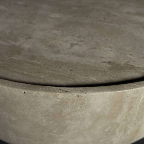 Close-up of natural beige travertine texture on Solstice round coffee table – smooth honed stone finish ideal for modern luxury living rooms in the UAE صورة مقرّبة لنقوش ترافرتين بيج طبيعي على سطح طاولة القهوة سولستيس – تشطيب حجري مصقول مثالي لغرف المعيشة الفاخرة في الإمارات
