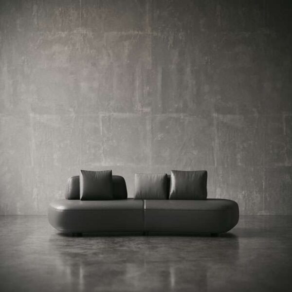 Front view of Sereno Due Sofa in black leather, showcasing its curved design and plush cushions. منظر أمامي لكنبة سيرينو دوي المصنوعة من الجلد الأسود، تُبرز تصميمها المنحني والوسائد
