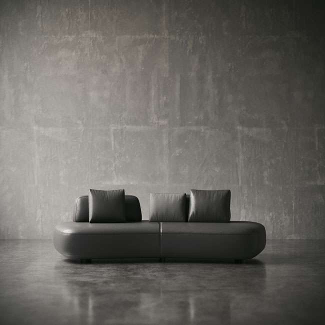 Front view of Sereno Due Sofa in black leather, showcasing its curved design and plush cushions. منظر أمامي لكنبة سيرينو دوي المصنوعة من الجلد الأسود، تُبرز تصميمها المنحني والوسائد