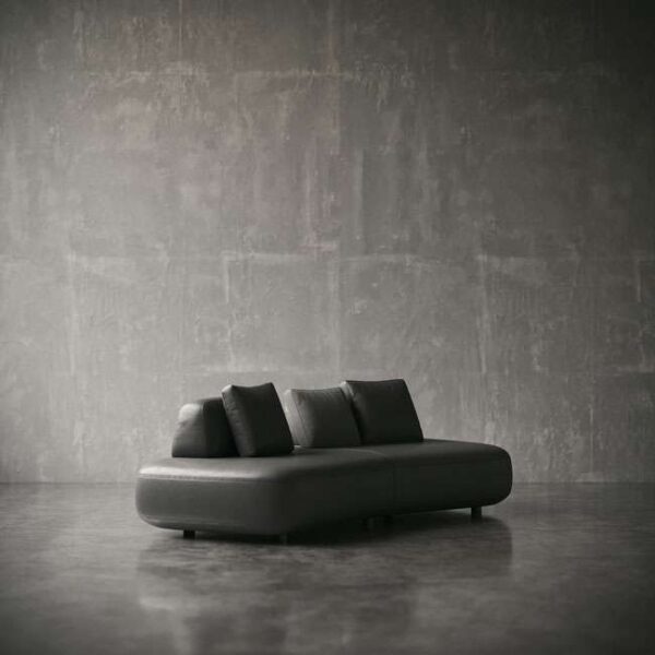 Side angle of Sereno Due Sofa highlighting the smooth leather surface and modern silhouette. منظر جانبي لكنبة سيرينو دوي يسلط الضوء على سطح الجلد الناعم والشكل العصري