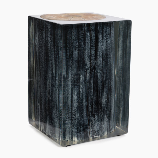 Detailed angle of Ember side table showing dominant charred wood side enclosed in clear plexiglass – luxury accent furniture in the UAE زاوية تفصيلية لطاولة إمبر الجانبية تُظهر الجانب الداكن المحترق ضمن غلاف شفاف – قطعة أثاث جانبية فاخرة في الإمارات
