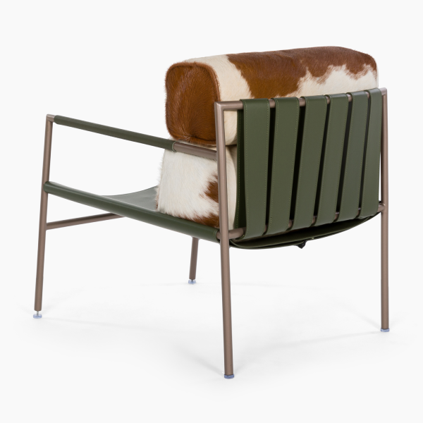 Back view of the lounge chair showing cowhide cushion and leather strap support system – sleek design for modern Dubai interiors. عرض خلفي لكرسي الاسترخاء يُظهر وسادة جلد البقر ونظام الأشرطة الجلدية – تصميم أنيق للمساحات العصرية في دبي.