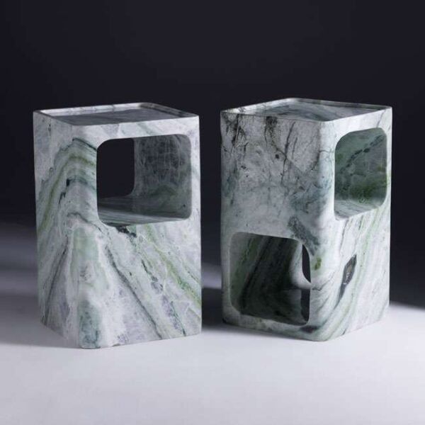 Detailed view of natural green and white veining on Shangrila marble – premium material used in handcrafted luxury side tables available in the UAE عرض تفصيلي لعروق رخام شانغريلا الطبيعي بالأخضر والأبيض – خامة فاخرة تُستخدم في الطاولات الجانبية المصنوعة يدويًا والمتوفرة في الإمارات