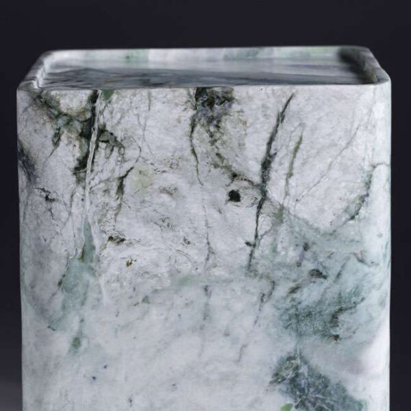 Close-up of Shangrila marble texture on luxury side table – natural green and white veining on handcrafted Turkish stone, ideal for premium interiors in the UAE "صورة مقرّبة لنقوش رخام شانغريلا على طاولة جانبية فاخرة – عروق طبيعية باللونين الأخضر والأبيض على حجر تركي مصنوع يدويًا، مثالي للديكورات الراقية في الإمارات"