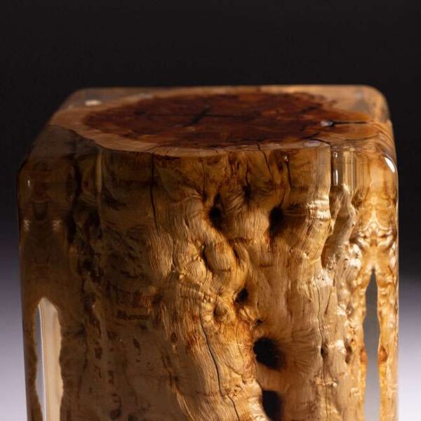 Luxury Lamina Side Table featuring a solid natural wood core encased in clear plexiglass, highlighted under soft lighting. طاولة جانبية فاخرة لامينا بقاعدة خشب طبيعي صلب مغلفة بالأكريليك الشفاف، مضاءة بإضاءة ناعمة.