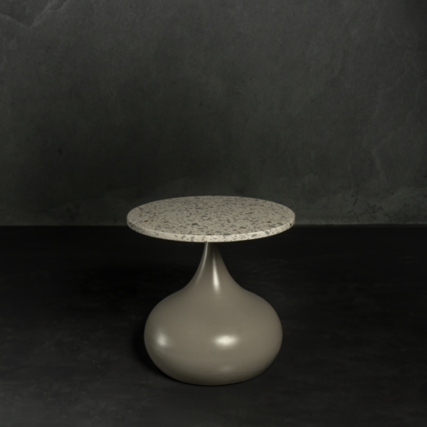 Elara bold - Elara Wide terrazzo side table with wide glossy taupe base – sculptural accent table for luxury homes in the UAE طاولة جانبية إلارا وايد بسطح تيرازو وقاعدة واسعة لامعة بلون تاوب – طاولة ديكور فاخرة للمنازل في الإمارات