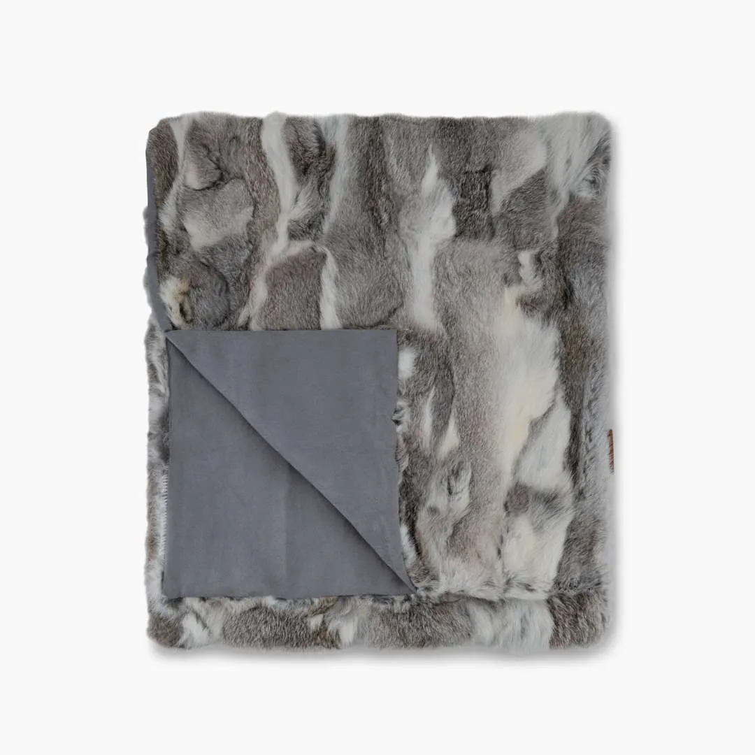 Arctic Smoke Throw – Luxury genuine fox fur throw blanket in grey smoke tones with soft plush backing, perfect for sofas and luxury interiors in the UAE. بطانية أركتيك سموك – بطانية فاخرة من فرو الثعلب الطبيعي بدرجات الرمادي الدخاني مع بطانة ناعمة، مثالية للأرائك والديكور الفاخر في الإمارات.