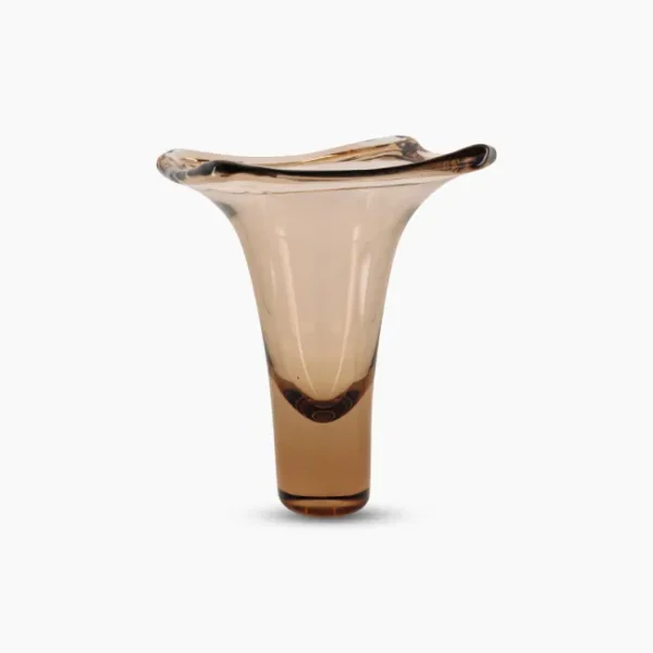 Amber Flare Vase – Tall hand-blown amber glass vase with sculptural flared shape, perfect for luxury interiors, dining tables, and consoles in the UAE. مزهرية كهرمانية مفلترة – مزهرية طويلة من الزجاج الكهرماني المنفوخ يدويًا بتصميم منحوت متسع، مثالية للديكور الفاخر وطاولات الطعام والكونسول في الإمارات.