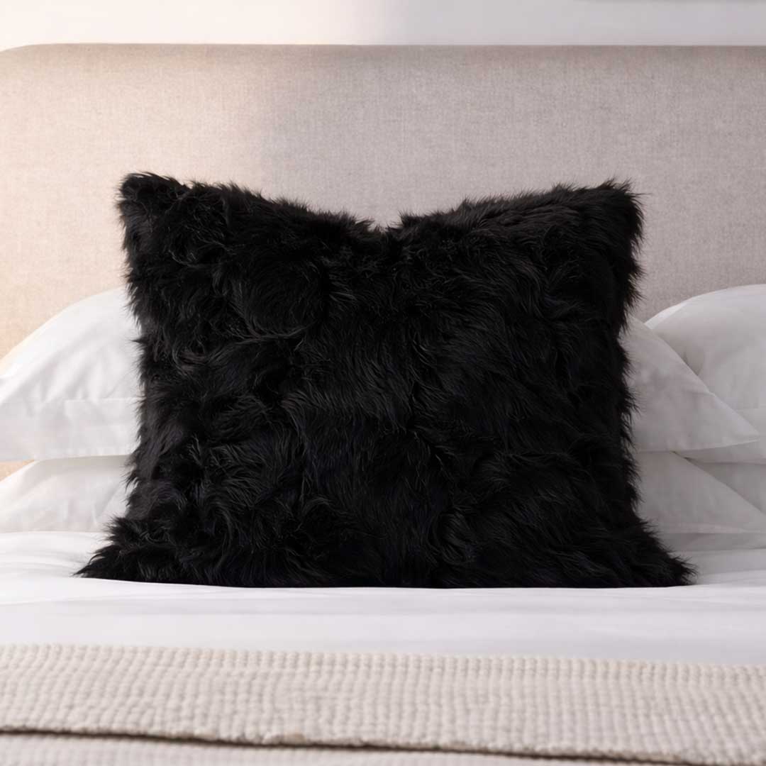 Coney Onyx Cushion – luxury black square cushion 45x45 cm made from 100% genuine fox fur, premium home décor accessory for elegant interiors in Dubai and Abu Dhabi, UAE "وسادة كوني أونيكس – وسادة مربعة فاخرة باللون الأسود بحجم 45×45 سم مصنوعة من فرو الثعلب الطبيعي 100%، إكسسوار ديكور راقٍ لمنازل أنيقة في دبي وأبوظبي والإمارات."