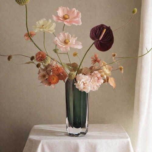 Esfera Petite Vase – Luxury handcrafted green glass vase with faceted translucent design, available in two sizes Grande & Petite, UAE décor. مزهرية إسفيرا بيتيت – مزهرية زجاجية فاخرة باللون الأخضر الشفاف المقطّع، مصنوعة يدويًا، متوفرة بحجمين غراندي وبيتيت، ديكور فاخر في الإمارات.