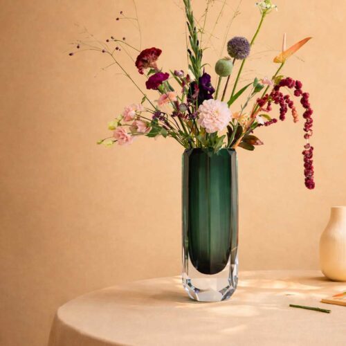 Luxury Esfera Grande Vase – tall handcrafted green glass vase with faceted translucent design, perfect for modern interiors and luxury décor in the UAE. مزهرية إسفيرا غراندي الفاخرة – مزهرية زجاجية طويلة يدوية الصنع باللون الأخضر مع تصميم مقطّع شفاف، مثالية للديكور العصري والفخم في الإمارات.