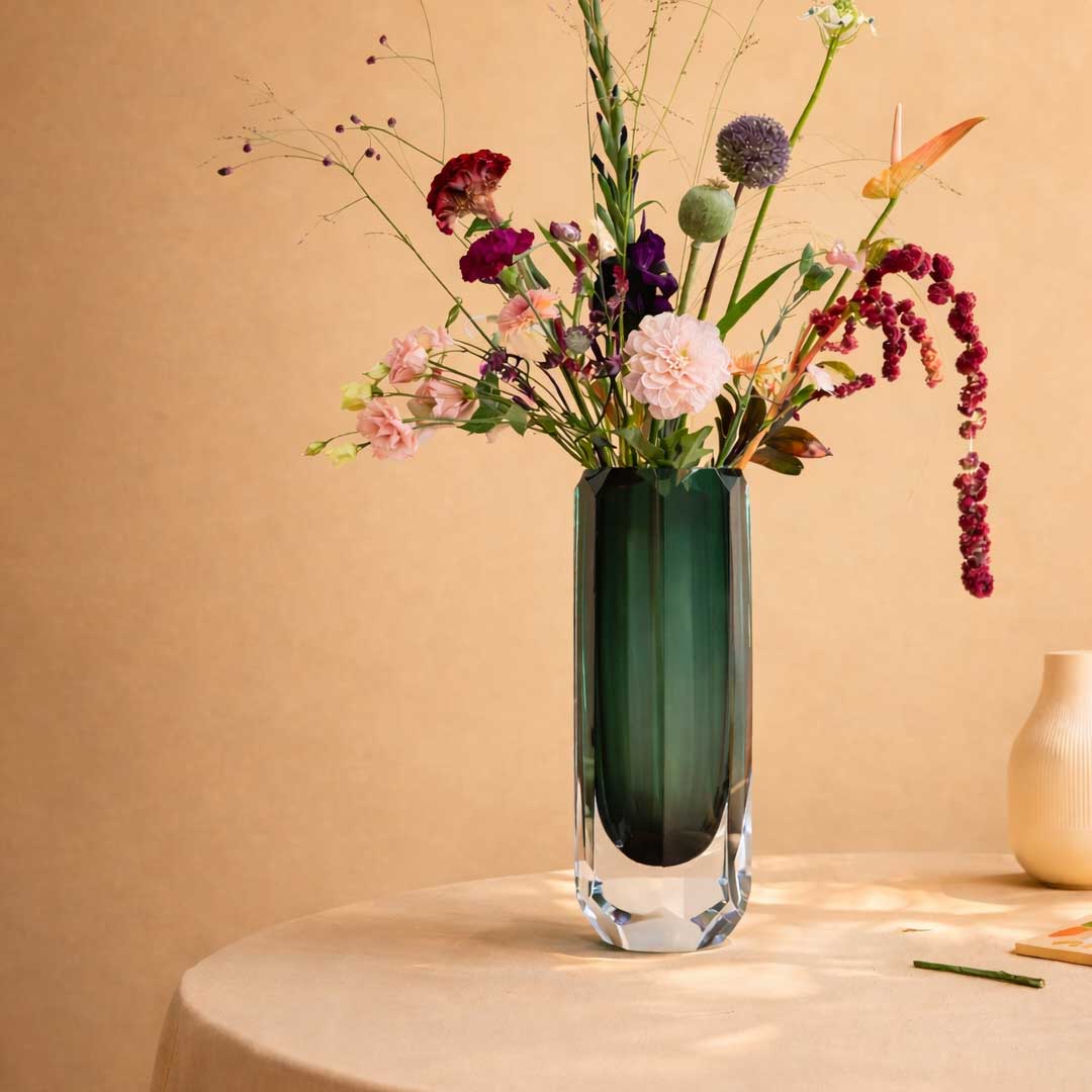 Luxury Esfera Grande Vase – tall handcrafted green glass vase with faceted translucent design, perfect for modern interiors and luxury décor in the UAE. مزهرية إسفيرا غراندي الفاخرة – مزهرية زجاجية طويلة يدوية الصنع باللون الأخضر مع تصميم مقطّع شفاف، مثالية للديكور العصري والفخم في الإمارات.