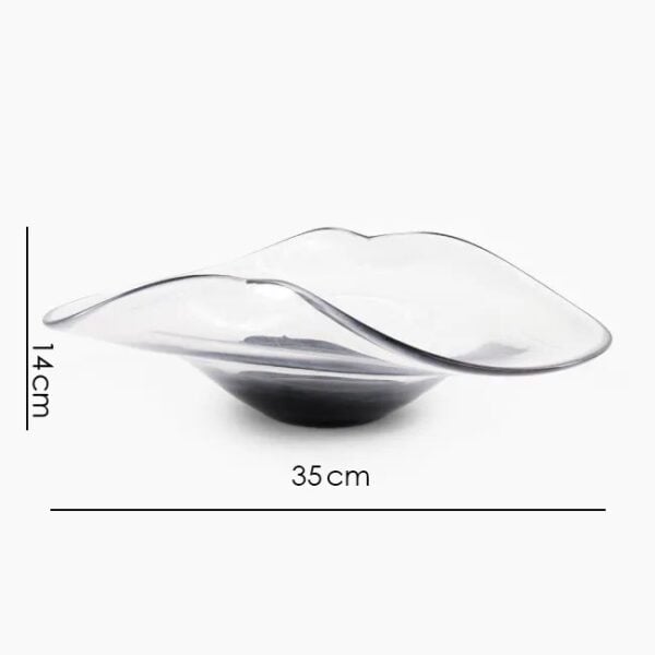 Luxury tinted glass vase with flowing wave-like curves, perfect as a modern centrepiece UAE مزهرية فاخرة من الزجاج الملوّن بتصميم متموج انسيابي مثالية كقطعة ديكور عصرية .