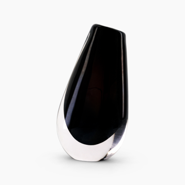 Luxury Obsidian Grande Vase in smoke-tinted handcrafted glass with polished clear base – modern decorative vase for luxury interiors in the UAE. مزهرية أوبسيديان غراندي فاخرة من الزجاج الدخاني المصنوع يدويًا مع قاعدة شفافة مصقولة – مزهرية ديكور عصرية للمنازل الفاخرة في الإمارات.