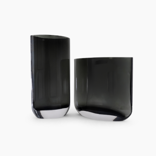 Verto Duo Vases in UAE – Luxury Onyx black glass vases with metallic base, modern home décor مزهريات فيرتو ديو في الإمارات – مزهريات زجاج أونيكس أسود فاخر بقاعدة معدنية، ديكور منزلي عصري