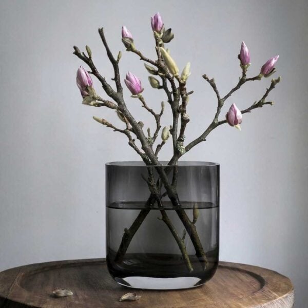 Onyx Curve Vase UAE – Luxury black curved glass vase with metallic base, modern home décor accessory for elegant interiors "مزهرية أونيكس كيرف في الإمارات – مزهرية زجاجية منحنية باللون الأسود مع قاعدة معدنية، إكسسوار ديكور عصري للمساحات الفاخرة."