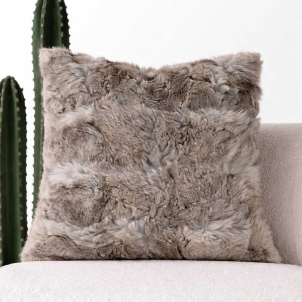 Vulpine Ash Cushion – Luxury 45x45 cm square cushion in elegant ash grey, crafted from 100% genuine rabbit fur. Premium designer cushion for modern interiors in Dubai and Abu Dhabi وسادة فالباين آش – وسادة مربعة فاخرة بحجم 45×45 سم بلون رمادي آش أنيق، مصنوعة من فرو الأرنب الطبيعي 100%. وسادة فاخرة للمساحات العصرية في دبي وأبوظبي