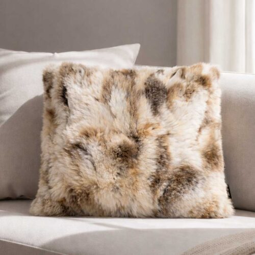 "Vulpine Taupe Cushion crafted from 100% genuine fox fur in ivory and taupe two-tone shades – luxury square cushion for UAE interiors." "وسادة فالبين توب مصنوعة من فرو الثعلب الطبيعي 100% بمزيج من اللون العاجي والتوب – وسادة مربعة فاخرة للديكورات الداخلية في الإمارات."