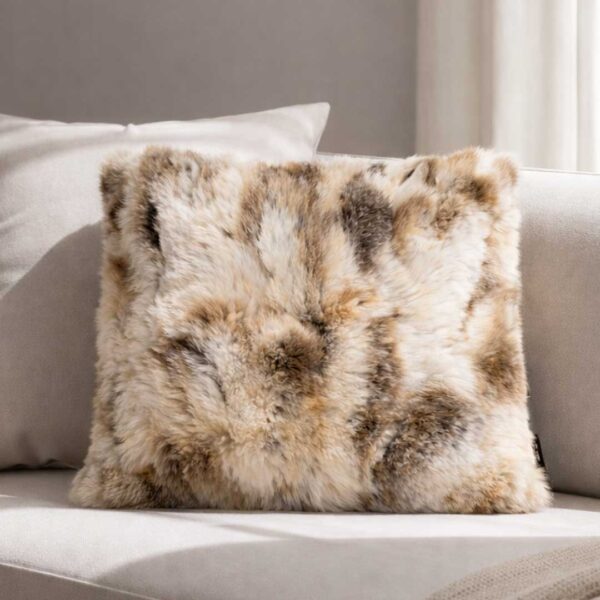 "Vulpine Taupe Cushion crafted from 100% genuine fox fur in ivory and taupe two-tone shades – luxury square cushion for UAE interiors." "وسادة فالبين توب مصنوعة من فرو الثعلب الطبيعي 100% بمزيج من اللون العاجي والتوب – وسادة مربعة فاخرة للديكورات الداخلية في الإمارات."
