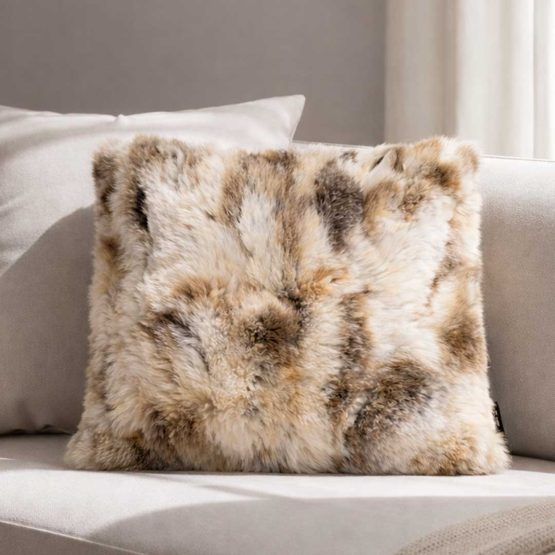"Vulpine Taupe Cushion crafted from 100% genuine fox fur in ivory and taupe two-tone shades – luxury square cushion for UAE interiors." "وسادة فالبين توب مصنوعة من فرو الثعلب الطبيعي 100% بمزيج من اللون العاجي والتوب – وسادة مربعة فاخرة للديكورات الداخلية في الإمارات."