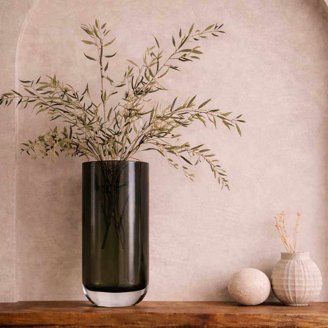 Onyx Curve Vase UAE – Luxury black glass vase with polished metallic base, modern decorative accessory for elegant interiors "مزهرية أونيكس كيرف في الإمارات – مزهرية زجاجية سوداء فاخرة بقاعدة معدنية لامعة، إكسسوار ديكور عصري للمساحات الأنيقة."