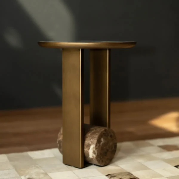 Elegant luxury side table with a brass top and marble base, decorated with a stone fruit bowl, ideal for premium homes in Dubai, UAE . طاولة جانبية فاخرة بسطح نحاسي وقاعدة رخامية، مزينة بوعاء حجري للفواكه، مثالية للمنازل الراقية في الامارات العربية المتحدة.