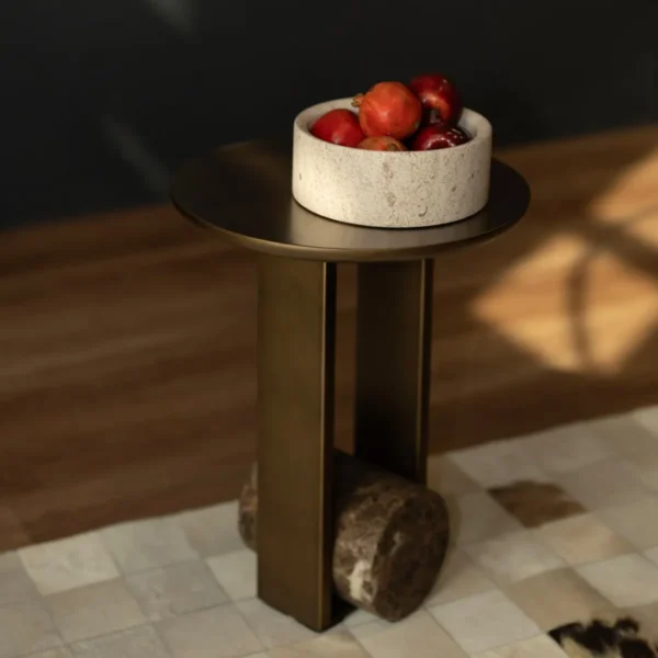 Luxury modern side table with brass finish and marble cylindrical base, perfect for elegant living rooms in Riyadh, KSA. طاولة جانبية فاخرة بتصميم عصري مع قاعدة أسطوانية من الرخام وتشطيب نحاسي، مثالية لغرف المعيشة الأنيقة في الرياض، السعودية.