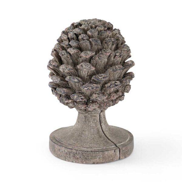 Elegant Cedro pine cone bookends holding books – a refined accessory for modern and classic luxury interiors in the UAE. سدادات كتب سيدرو الأنيقة على شكل ثمرة صنوبر وهي تحمل الكتب – إكسسوار راقٍ للديكورات الداخلية العصرية والكلاسيكية في الإمارات