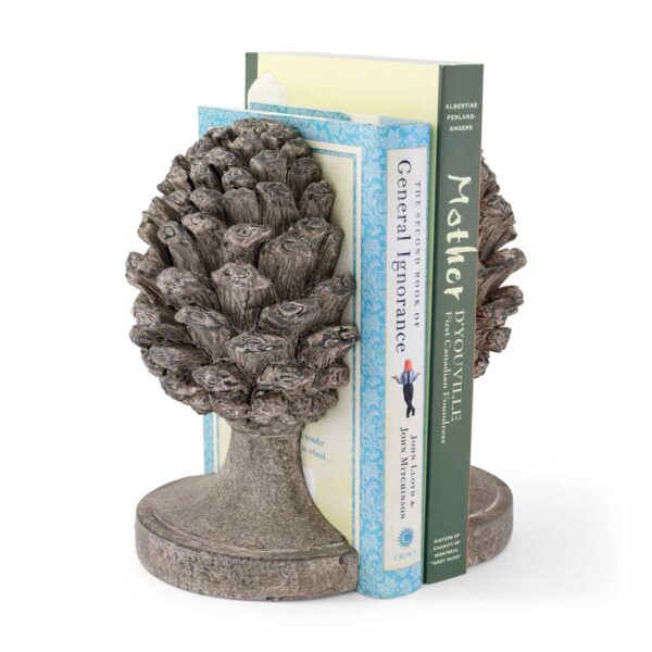 Cedro Bookend Set – Luxury pine cone-inspired decorative bookends in antique stone finish, perfect for sophisticated interiors in the UAE طقم سدادات كتب سيدرو – فواصل كتب فاخرة مستوحاة من شكل ثمرة الصنوبر بتشطيب حجري عتيق، مثالية للديكورات الراقية في الإمارات