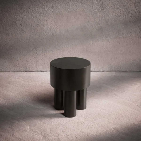 Forma Mini Side Table - Black minimalist luxury side table with cylindrical legs. طاولة فورما ميني الجانبية - طاولة فاخرة سوداء بسيطة بأرجل أسطوانية.