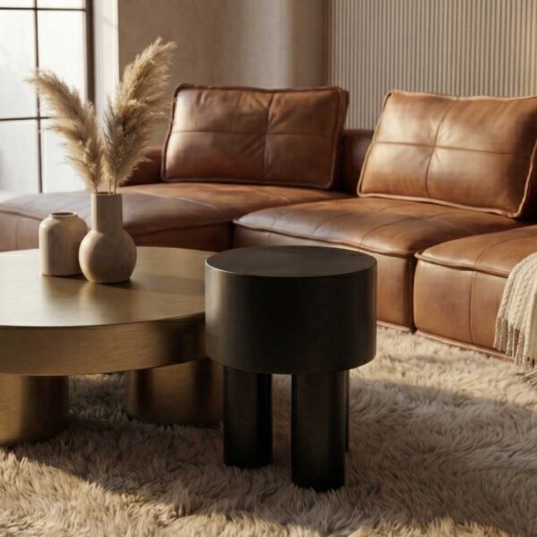 Forma Mini Side Table - Black minimalist luxury side table with cylindrical legs. طاولة فورما ميني الجانبية - طاولة فاخرة سوداء بسيطة بأرجل أسطوانية.