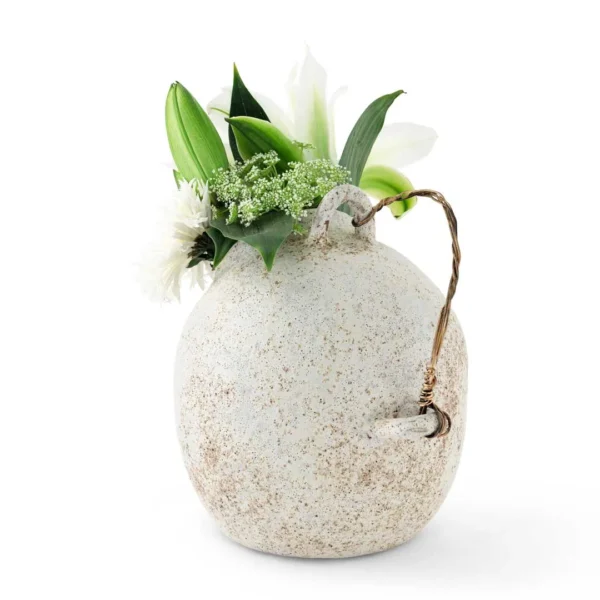 Full view of handmade ceramic wire vase with white floral arrangement – elegant home decor piece for UAE living rooms. عرض كامل لمزهرية سلكية مصنوعة يدويًا من السيراميك مع تنسيق زهور بيضاء – قطعة ديكور أنيقة لغرف المعيشة في الإمارات