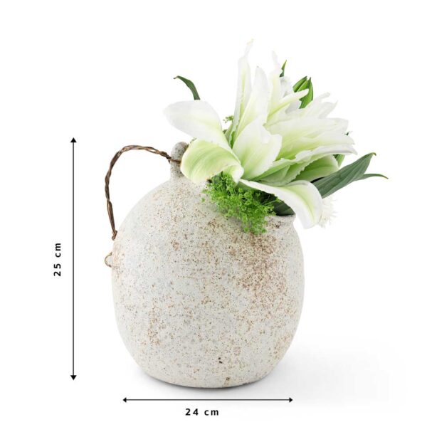 Decorative ceramic vase with white flowers and wire handle – dimensions 25 cm height by 24 cm width – ideal for modern interiors in UAE homes مزهرية سيراميك مزخرفة مع زهور بيضاء ومقبض سلكي – الأبعاد 25 سم ارتفاع × 24 سم عرض – مثالية للديكور العصري في منازل الإمارات.
