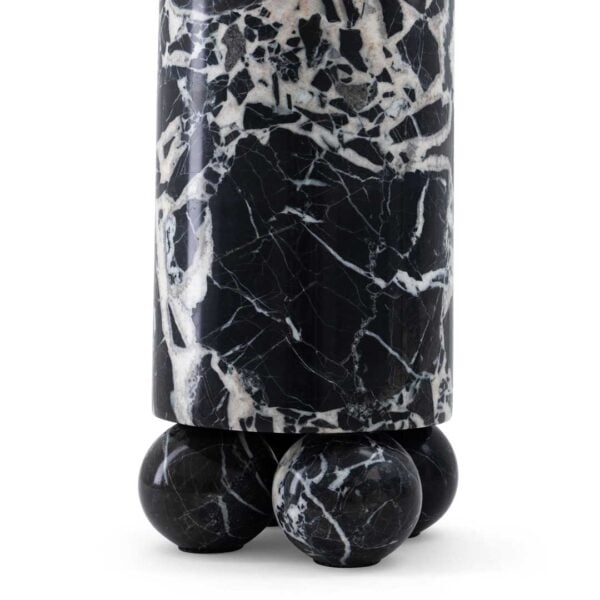 Close-up detail of rounded black marble vase with unique spherical base design – modern luxury statement décor لقطة قريبة لتفاصيل قاعدة مزهرية من الرخام الأسود بتصميم كروي فريد ديكور فاخر عصري