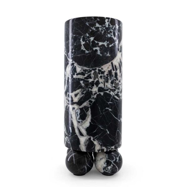 "Luxury black marble vase with bold cylindrical form and spherical base – sculptural home accent piece, ideal for refined interiors مزهرية فاخرة من الرخام الأسود بتصميم أسطواني وقاعدة كروية – قطعة فنية تزيينية مثالية للمساحات الداخلية الراقية