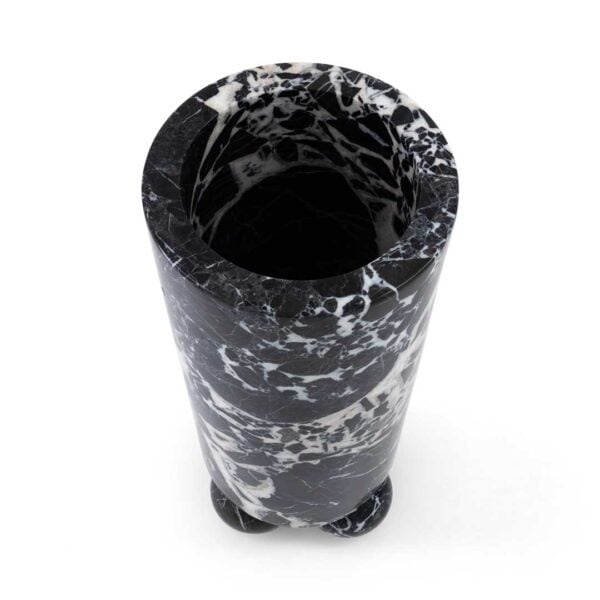 Top view of cylindrical black marble vase with high-contrast white veining and polished interior finish – sculptural décor accent عرض علوي لمزهرية أسطوانية من الرخام الأسود بخطوط بيضاء متباينة ولمسة نهائية مصقولة من الداخل – قطعة فنية تزيينية