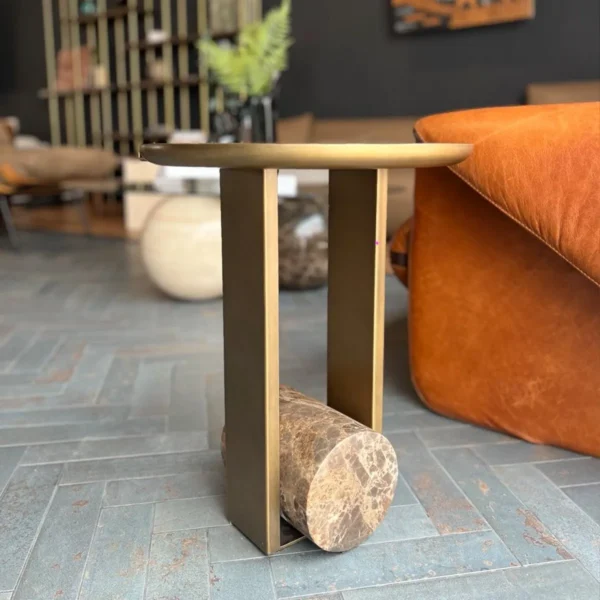 Stylish brass and marble side table with contemporary design, crafted for luxury interiors in Riyadh, KSA. طاولة جانبية أنيقة من النحاس والرخام بتصميم معاصر، مصممة لتكمل الديكورات الفاخرة في الرياض، السعودية.
