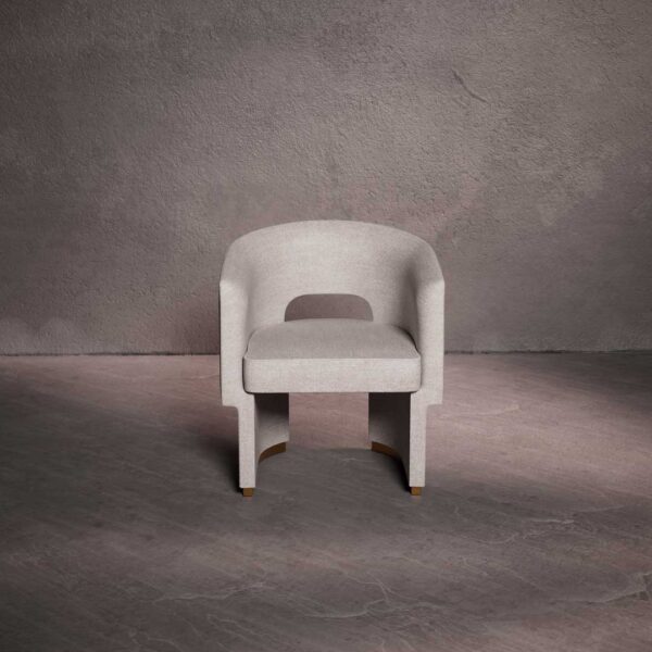 Althea luxury dining chair in light beige fabric, shown from an angled corner view, featuring a curved backrest and sculptural base with warm gold accents – premium UAE furniture كرسي طعام ألفيا الفاخر بقماش بيج فاتح، من منظور زاوية، بظهر منحني وقاعدة نحتية مع لمسات ذهبية دافئة أثاث فاخر في الإمارات