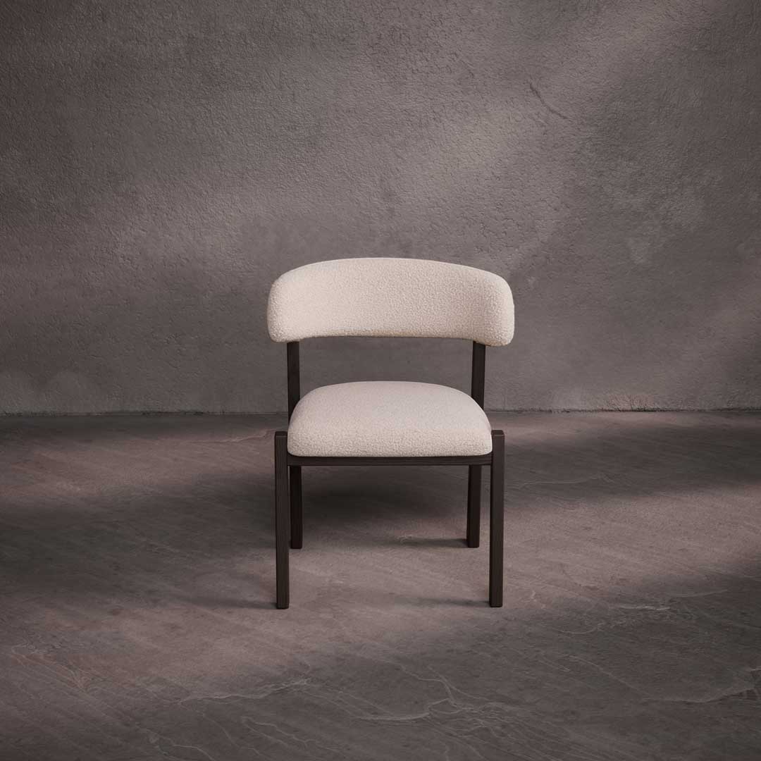 Nest Form Dining Chair Front View – Elegant beige fabric dining chair with solid wood frame, perfect for luxury dining rooms in Abu Dhabi and UAE. كرسي طعام نيست فورم من الأمام – كرسي طعام أنيق بقماش بيج وهيكل من الخشب الصلب، مثالي لغرف الطعام الفاخرة في أبوظبي والإمارات.